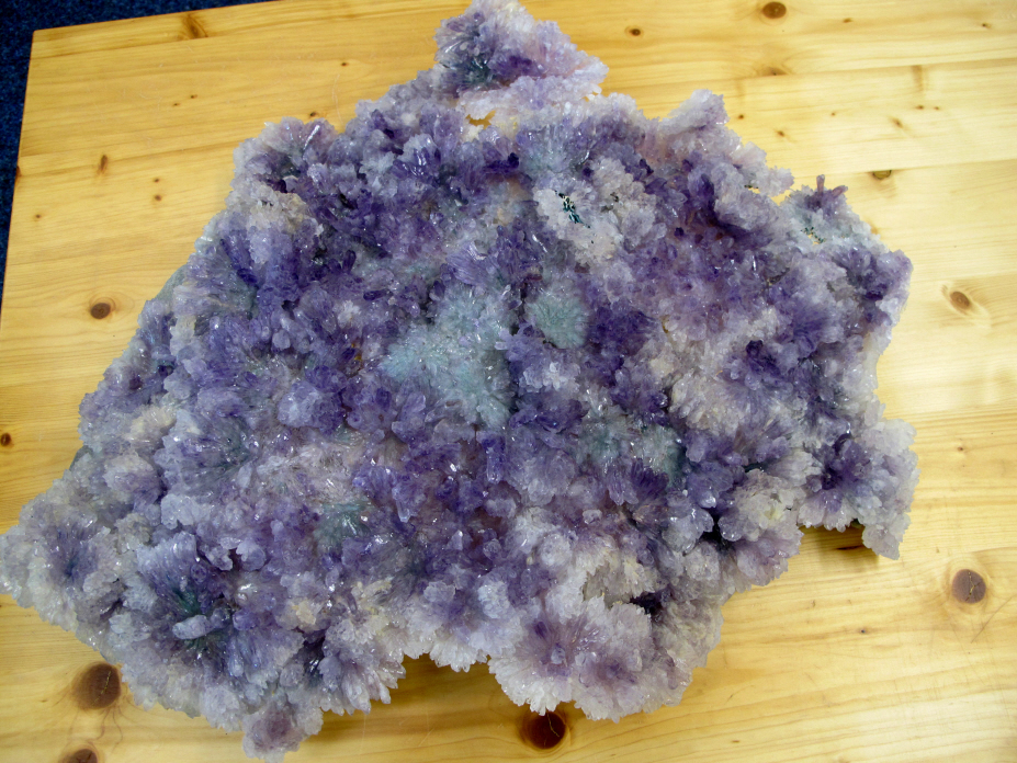 Seltenes Amethyst mineral auf Calcit