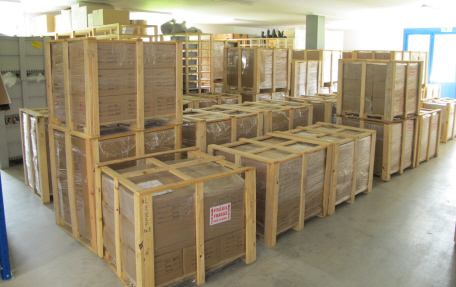 Paletten stehen im Lagerraum bereit zum auspacken