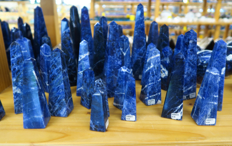 Sodalith Obelisk