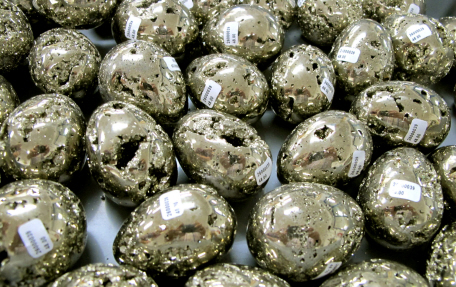 Pyrit Eier mit Kristallin Einschlüsse