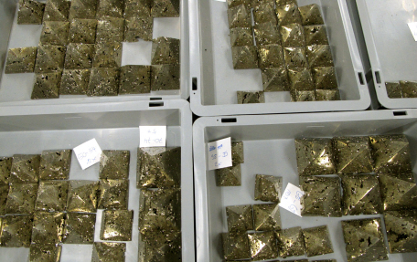 Pyrit Pyramiden mit Kristallin Einschlüsse